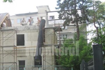 Demolarea casei ridicate ilegal în centrul municipiului Suceava a continuat și ieri