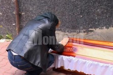 Mama lui Eugen Ursariu plângându-și fiul lângă sicriu