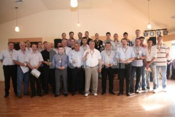La finalul unui sezon foarte bun, echipa locală de handbal s-a fotografiat alături de sponsori și oficialitățile locale