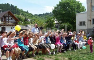 Spectacolul organizat cu prilejul zilei de 1 Iunie, pe scena amenajată la sediul centrului de plasament din Gura Humorului