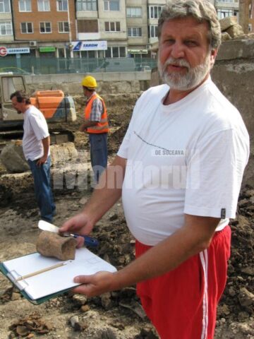 Arheologul Florin Hău cu o piesă ceramică de secol XV