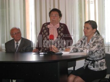 Prof. Victoria Ostaficiuc prezentând expoziția