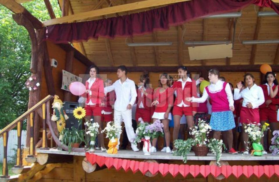 Spectacolul organizat cu prilejul zilei de 1 Iunie, pe scena amenajată la sediul centrului de plasament din Gura Humorului