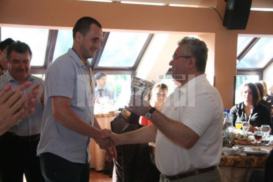 Adrian Chiruț, căpitanul formației sucevene, a primit cupa pentru locul trei din mâna primarului Ion Lungu