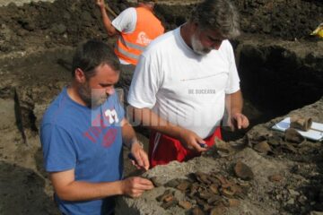Arheologii Sorin Dejan și Florin Hău și câteva fragmente de ceramică descoperite