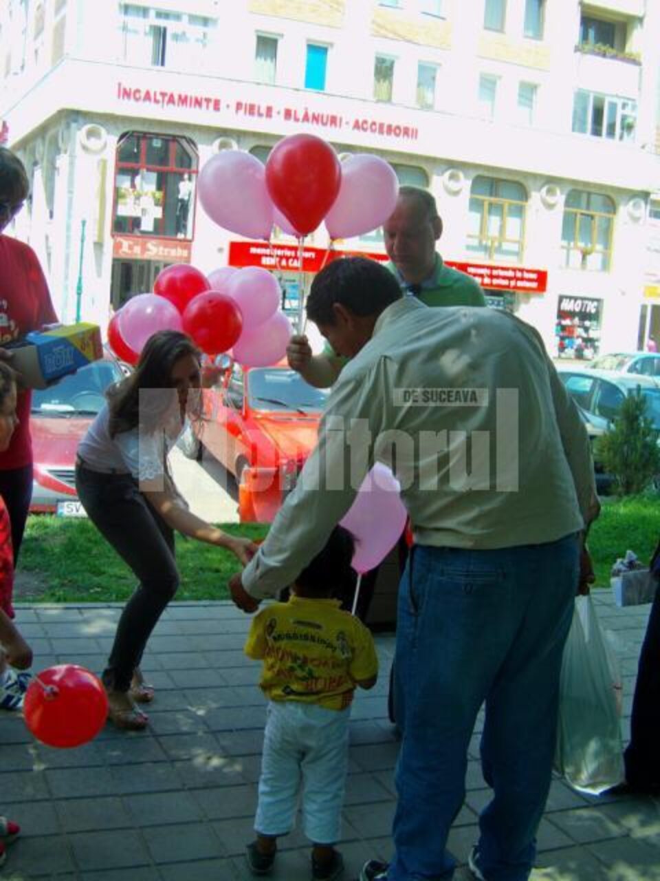 Membrii Organizației Municipale Suceava a PSD au împărțit peste 1.000 de baloane și ciocolate copiilor