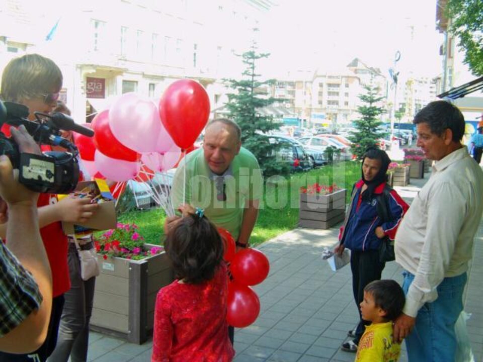 Membrii Organizației Municipale Suceava a PSD au împărțit peste 1.000 de baloane și ciocolate copiilor