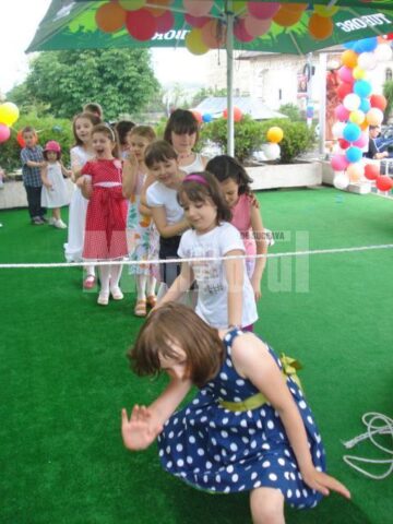 Petrecere pe cinste, de 1 Iunie, pentru preșcolari de la trei grădinițe sucevene
