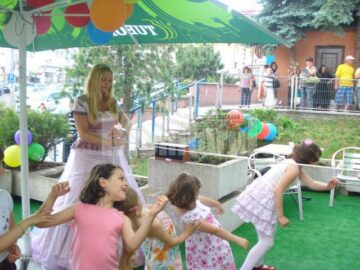 Petrecere pe cinste, de 1 Iunie, pentru preșcolari de la trei grădinițe sucevene