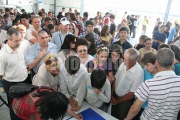 Aglomeratie la Bucovina Fly Club, unde olimpicii suceveni au primit cadou un zbor de agrement cu un avion ultra ușor