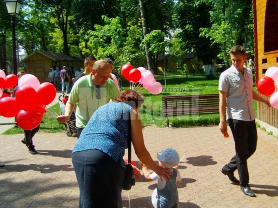 Membrii Organizației Municipale Suceava a PSD au împărțit peste 1.000 de baloane și ciocolate copiilor