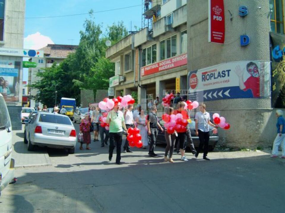 Membrii Organizației Municipale Suceava a PSD au împărțit peste 1.000 de baloane și ciocolate copiilor