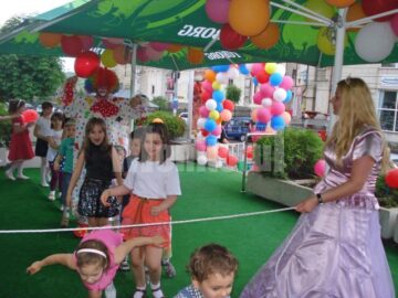 Petrecere pe cinste, de 1 Iunie, pentru preșcolari de la trei grădinițe sucevene
