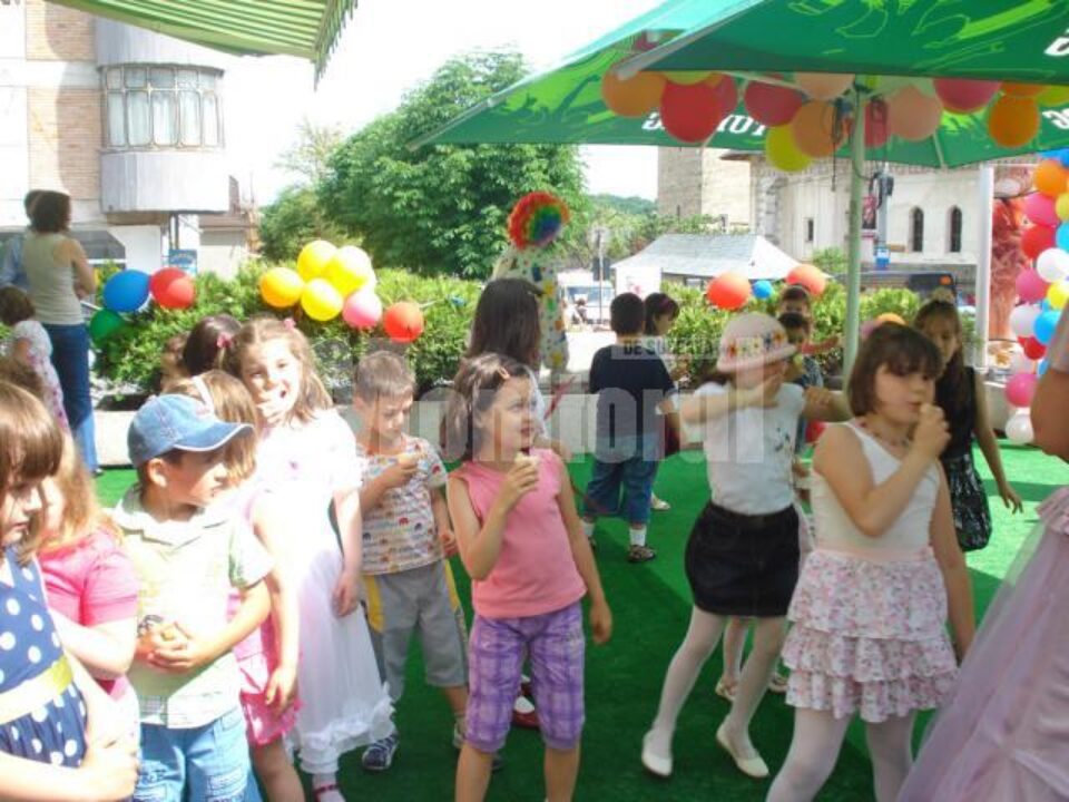 Petrecere pe cinste, de 1 Iunie, pentru preșcolari de la trei grădinițe sucevene