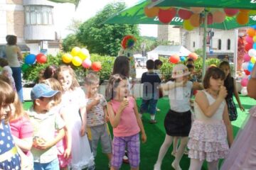 Petrecere pe cinste, de 1 Iunie, pentru preșcolari de la trei grădinițe sucevene