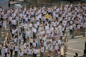 Peste 2.000 de copii au dansat simultan, formând cu trupurile lor micuțe imaginea unui copil
