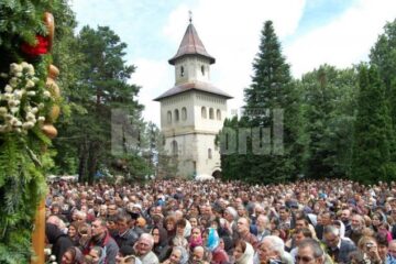 Sute de credincioși, prezenți la Hramul Catedralei Arhiepiscopale din Suceava