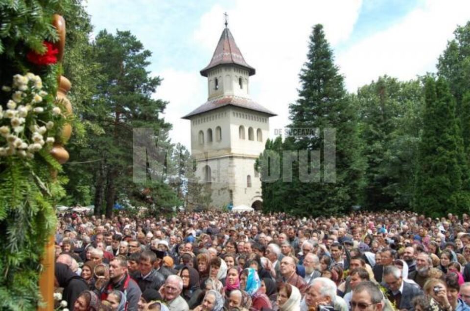 Sute de credincioși, prezenți la Hramul Catedralei Arhiepiscopale din Suceava Sute de credincioși, prezenți la Hramul Catedralei Arhiepiscopale din Suceava