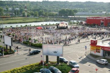 Peste 2.000 de copii au dansat simultan, formând cu trupurile lor micuțe imaginea unui copil