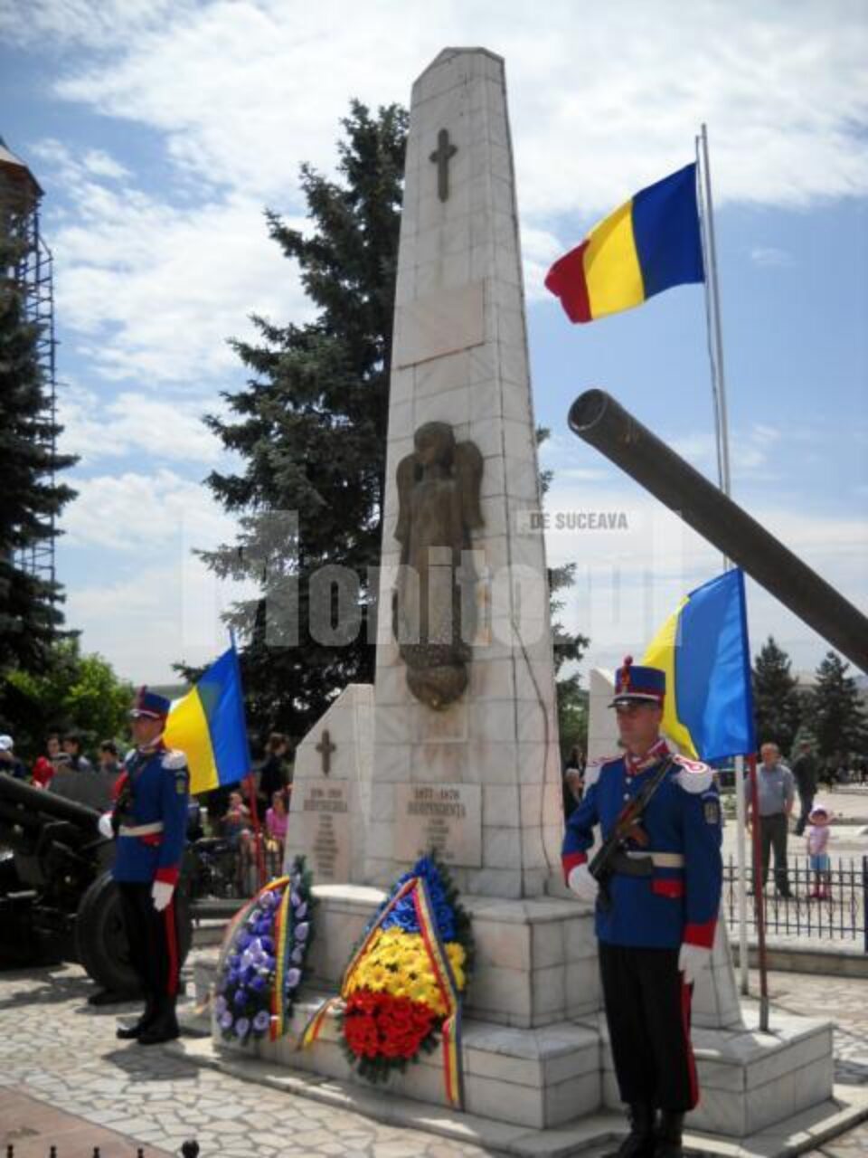 Monumentul Eroilor din Piața “Nada Florilor” din Fălticeni