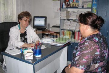 Dr. Irina Badrajan, discutând cu pacienta Rodica Macovei