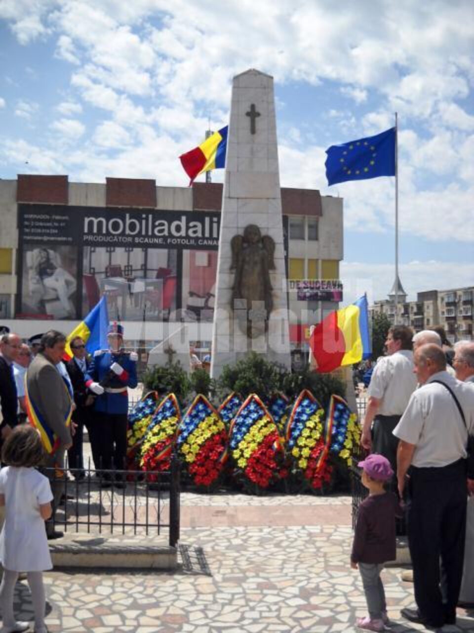 Monumentul Eroilor din Piața “Nada Florilor” din Fălticeni