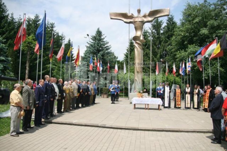 Ziua eroilor, comemorată ieri în parcul de la lângă Prefectură