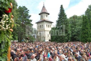 Credincioși la slujbă