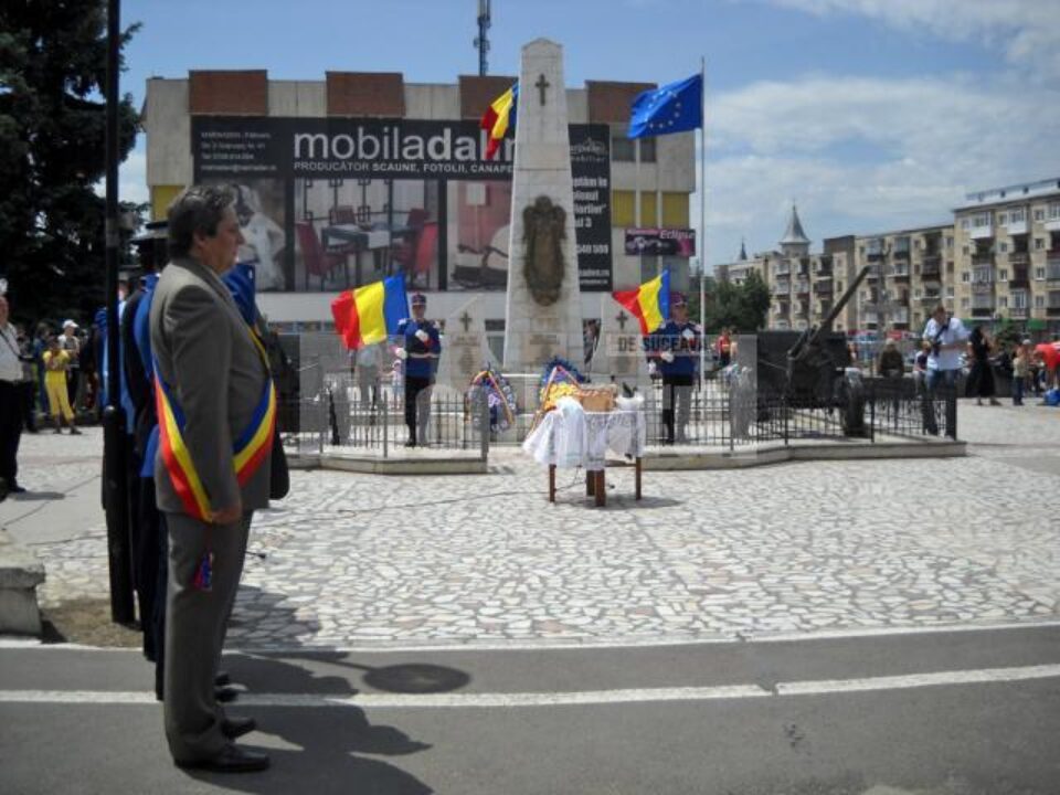 Monumentul Eroilor din Piața “Nada Florilor” din Fălticeni