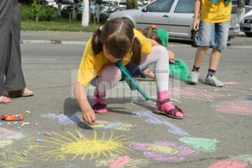 Copii de grădiniță au participat la un concurs de desene pe asfalt
