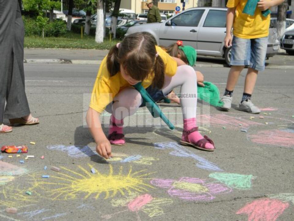 Copii de grădiniță au participat la un concurs de desene pe asfalt