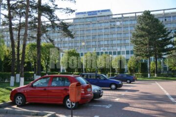 Firma asigurătoare a Spitalului Județean „, precum și societățile de asigurări ale celor două cadre medicale trebuie să achite despăgubiri de 200.000 de euro