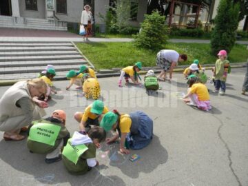 Copii de grădiniță au participat la un concurs de desene pe asfalt