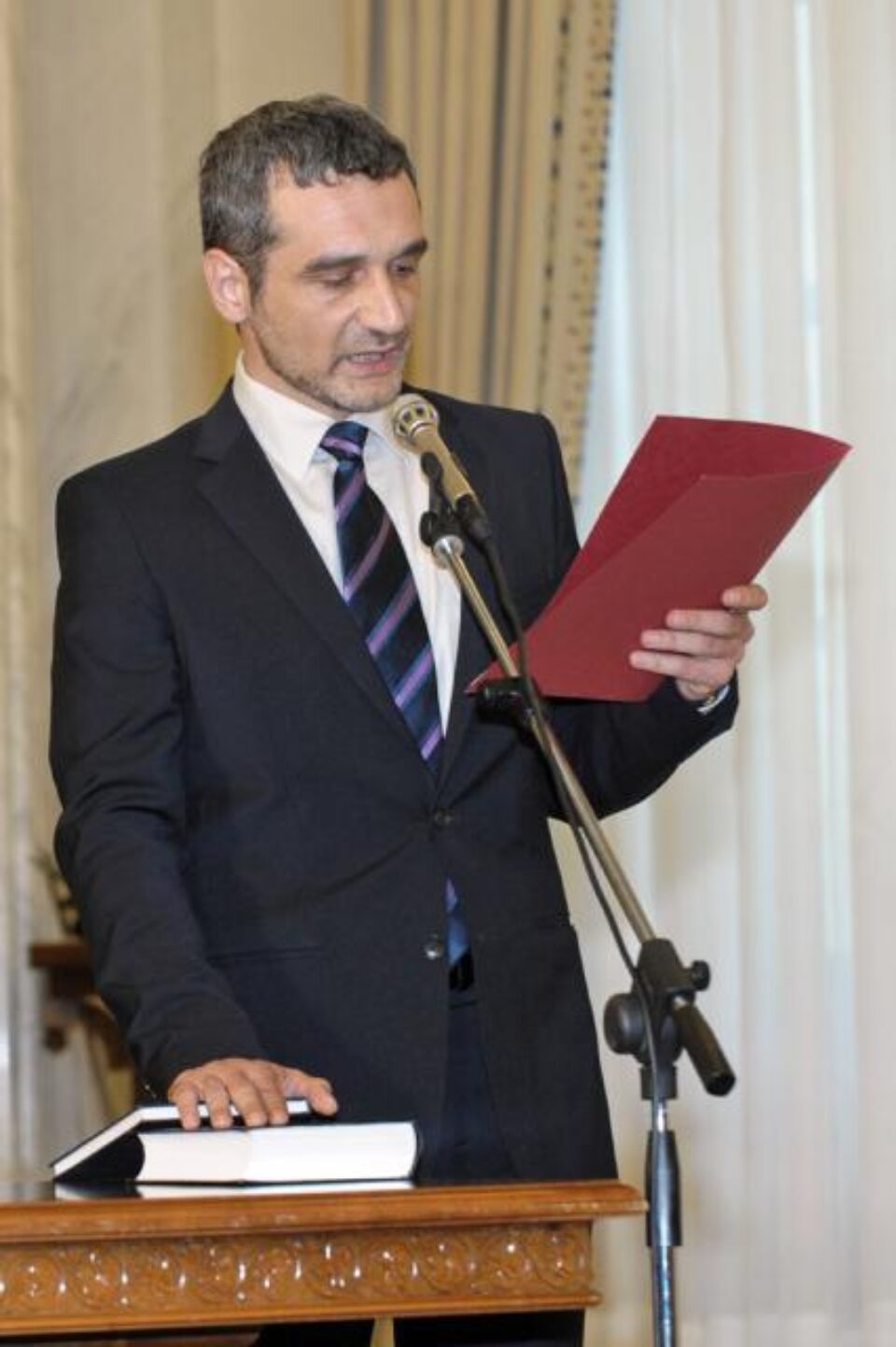 Sebastian Lăzăroiu a citit jurământul în fața șefului statului Foto: Sorin LUPȘA