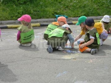 Copii de grădiniță au participat la un concurs de desene pe asfalt