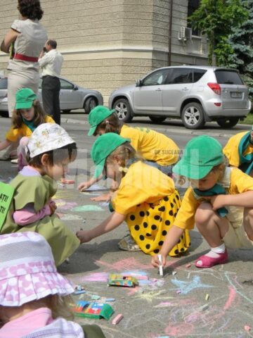 Copii de grădiniță au participat la un concurs de desene pe asfalt
