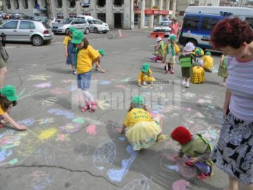 Copii de grădiniță au participat la un concurs de desene pe asfalt