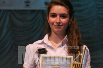 Elena Dinuța Costache cu Diploma și Trofeul Lira de Aur