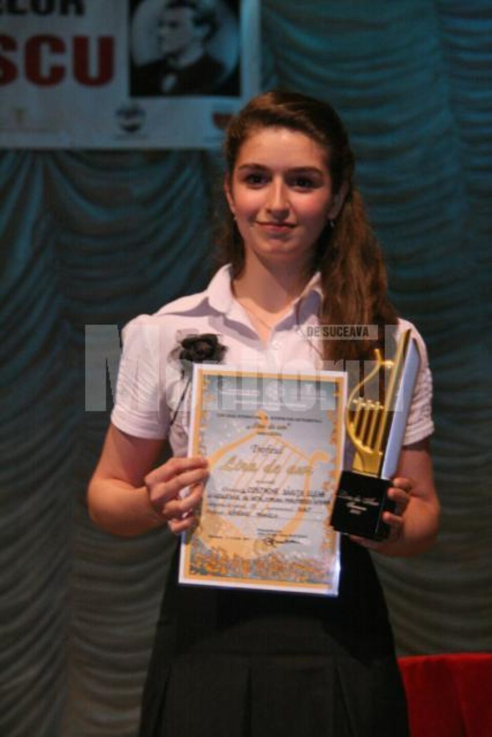 Elena Dinuța Costache cu Diploma și Trofeul Lira de Aur