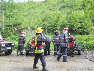 Fortele de interventie aduc o motopompa pentru a stinge incendiul