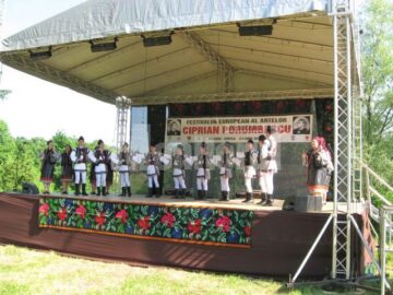Spectacol folcloric pe scena în aer liber din parcul muzeului