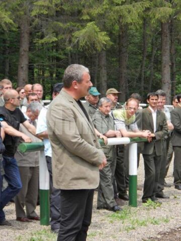 Directorul RNP , Valerian Solovastru, urmarind interventia de stingere a incendiului