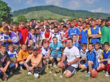 Participare numeroasă la Zilele Sportului Școlar de la Putna și fotografii alături de vedeta Mihai Roman