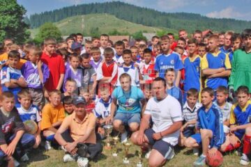 Participare numeroasă la Zilele Sportului Școlar de la Putna și fotografii alături de vedeta Mihai Roman