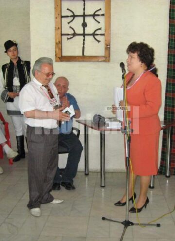 Maria Macovei oferindu-i Diploma specială poetului Vasile Tărâțeanu