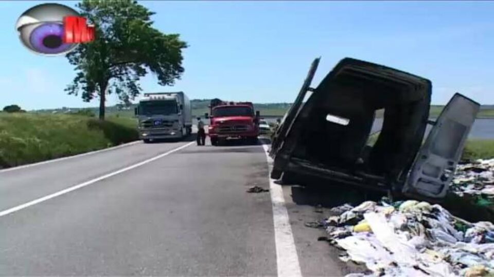 Mașina care transporta lenjeria Spitalului Suceava a luat foc