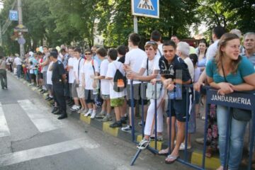 Rutierii au fost aplaudati la sosire de cateva zeci de suceveni