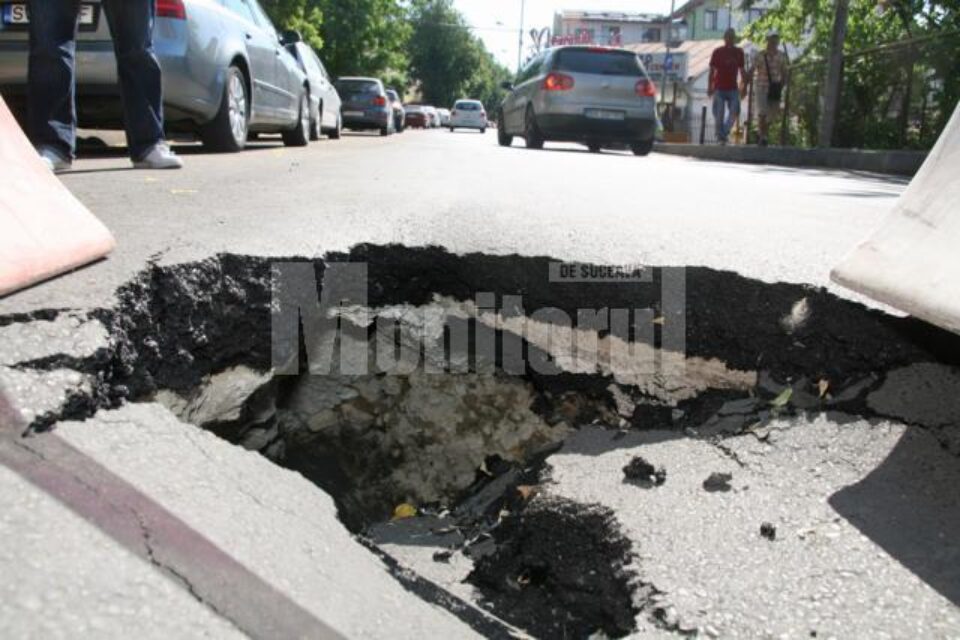 Groapa uriașă de pe strada Alexandru cel Bun, din zona Cimitirului Evreiesc, a apărut peste noapte