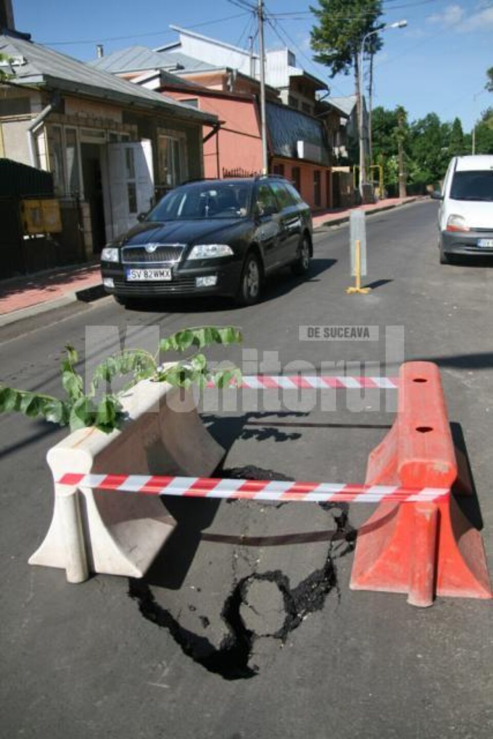 Groapa uriașă de pe strada Alexandru cel Bun, din zona Cimitirului Evreiesc, a apărut peste noapte