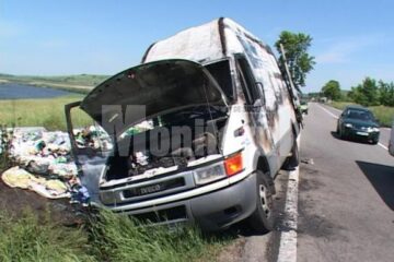 Autoutilitara a fost cuprinsă de flăcări în mers, în timp ducea rufele la spălătorie